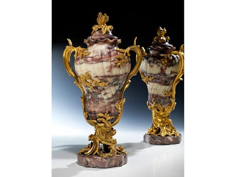 Paar imposante Louis XV-Deckelvasen in Marmor und vergoldeter Bronze